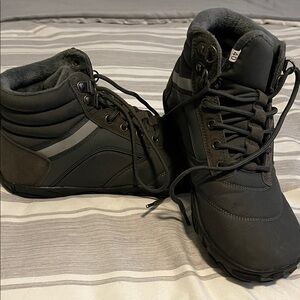 Men's snow shoes size 7. Worn once